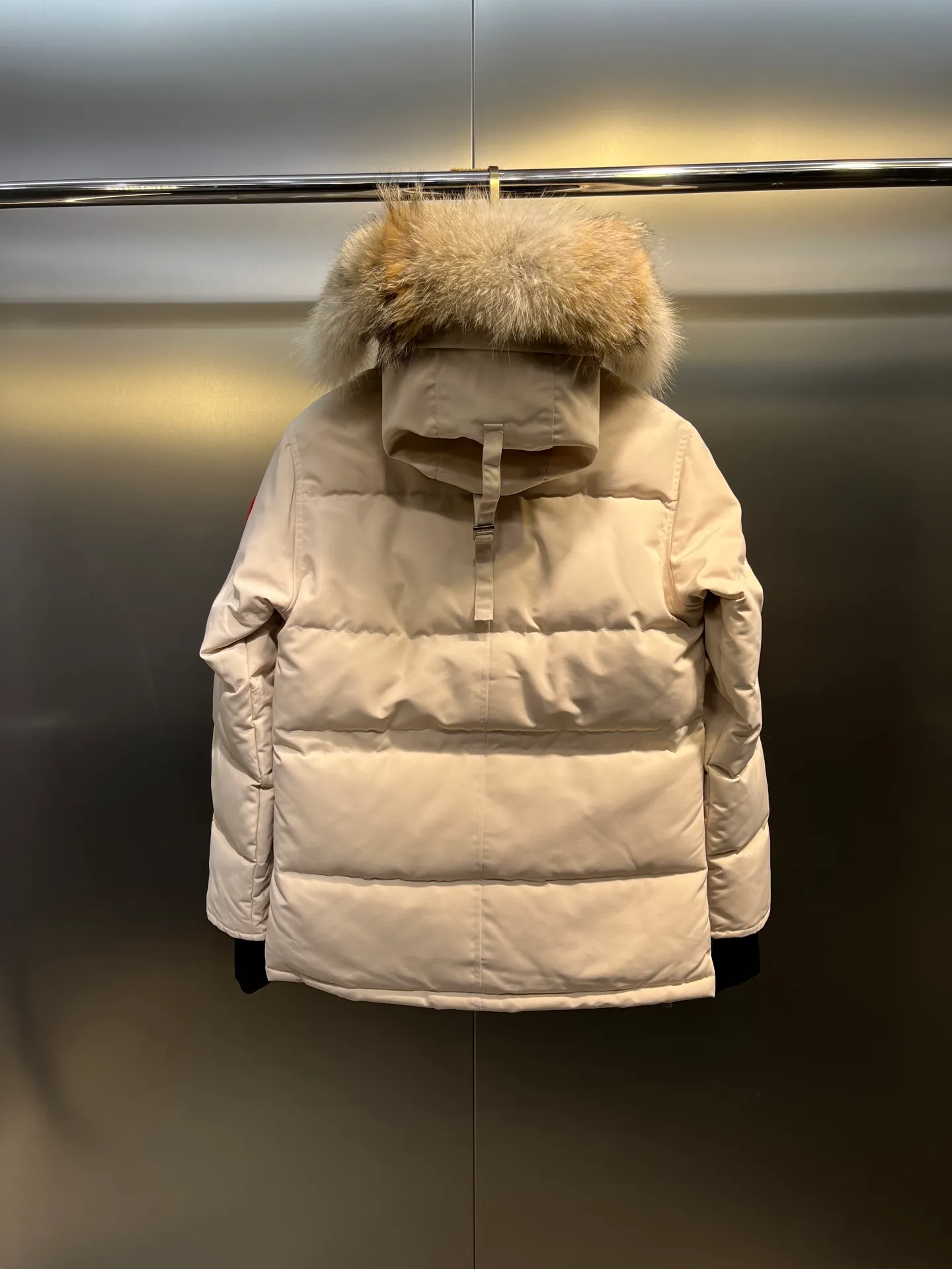 P860 Canada Goose Canada # Expedition04 Parker, a treasure of Canadian origin! Limited supply worldwide! Canada Goose Model 04 is a top-notch couple model, polar cold-proof outdoor series fur collar detachable hooded parka down jacket, the first Goose in 2024. I hope my partners like the top quality, and I hope everyone can evaluate it together! The most popular cool items of the Big Goose family in 2024 are online. The same popular product of Yi Yang Qianxi is said to be a joint limited edition Big Goose that cannot be bought in autumn and winter. If you dislike the sameness of the Big Goose in the past, then this model will definitely give you a different experience! This year's most powerful couple's collection for autumn and winter is online, a top-notch luxurious ready-to-wear style, paired with an outdoor warm down jacket with great style and charm! The most standard and classic items of the Daye family in the past two years are equipped with unique reflective stripes for embellishment, which further shows the high-end fashion performance effect. With the embellishment of hardware buckles, it has excellent performance effect. The upper body is clean, simple and elegant, even for urban leisure. It is suitable for various occasions. Designed with large pockets, this model has a large capacity and is equipped with reflective stripes, making it safer at night. It is suitable for various adventure activities. It is made of windproof and waterproof technical materials. The interior is filled with full white duck down, which is absolutely cold-proof and warm. It also has a stand-up collar design and fine fluff at the collar, with meticulous attention to detail! The charm of this model is also more spiritual, and the upper body has more temperament and specifications. It perfectly shows the ultra-high standard of fashionable performance of this model, integrating outdoor and life, and you can even create high-street wear! The most pinnacle limited-edition goose that we have presented so far, both in terms of design and detailed materials, it is completely outstanding. The grand and evergreen version design is matched with cool reflective elements. The overall appearance can be said to be quite high, and it has that kind of powerful outdoor performance! It combines high-end casual attributes with high-street style. It is high-grade, domineering, warm, and beautiful. The visibility of the upper body is quite strong, and the configuration of the owl element is highly brand-recognizable. It fully complements the overall brand performance and visual effects, and also has the high-end sense of fashion and fashionable performance. It is a must-buy product because it is the most awesome down brand on the planet and one of Canada's three national treasure brands. It is also a sentimental down luxury brand. In the field of polar cold-proof clothing, Goose has made an irreplaceable contribution... Size: xs s m l xl